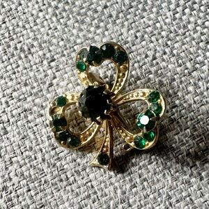 ☘️ Vintage Signed Coro Four Leaf Clover Pin